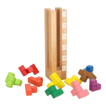 Książeczka z zadaniami obok zestawu drewnianych klocków