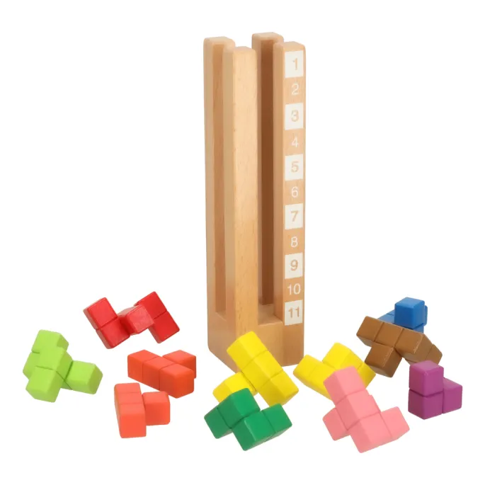 Książeczka z zadaniami obok zestawu drewnianych klocków