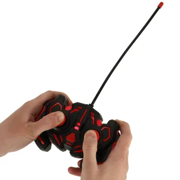 zabawka traktor rc podczas podskakiwania na podłodze