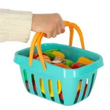 akcesoria kuchenne z zestawu dziecięcego rozłożone na stole