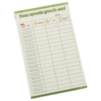 domek na drzewie pomalowany farbami z naklejkami na ścianach