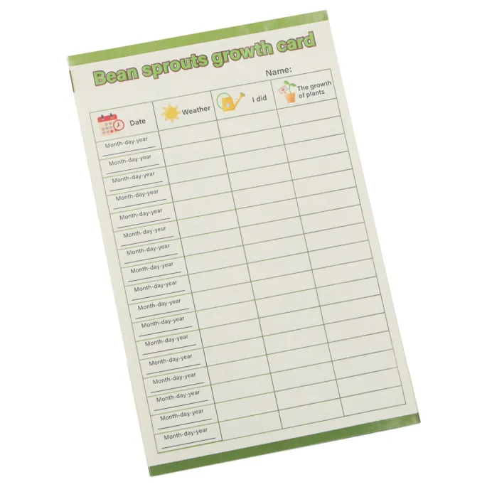 domek na drzewie pomalowany farbami z naklejkami na ścianach