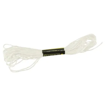 plastikowe miseczki do uprawy roślin obok złożonego domku