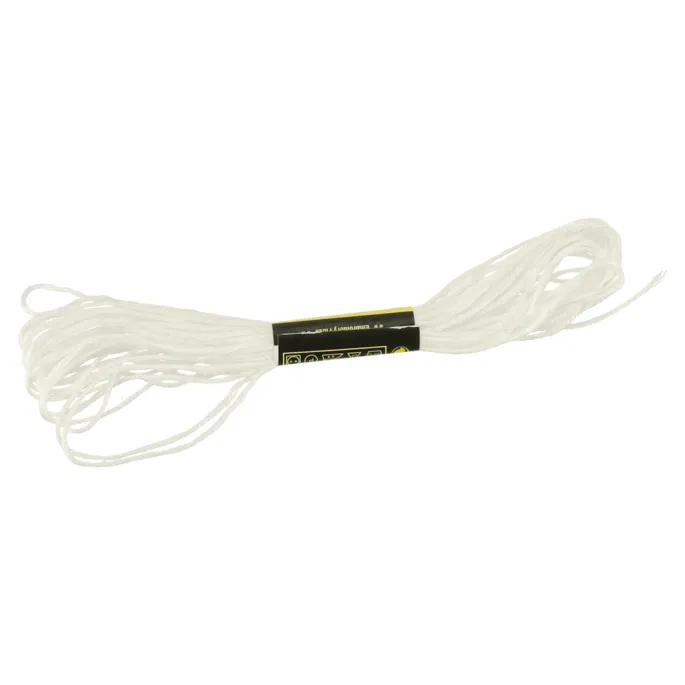 plastikowe miseczki do uprawy roślin obok złożonego domku