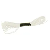 plastikowe miseczki do uprawy roślin obok złożonego domku