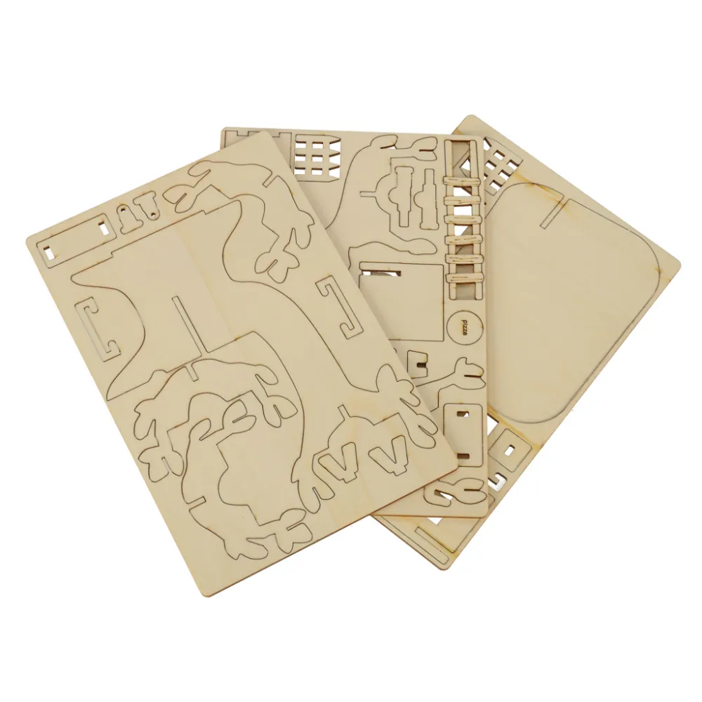 drewniane elementy konstrukcyjne przed złożeniem w domek