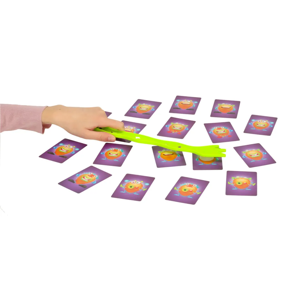 Dzieci bawiące się w szybkie łapanie kart z potworami