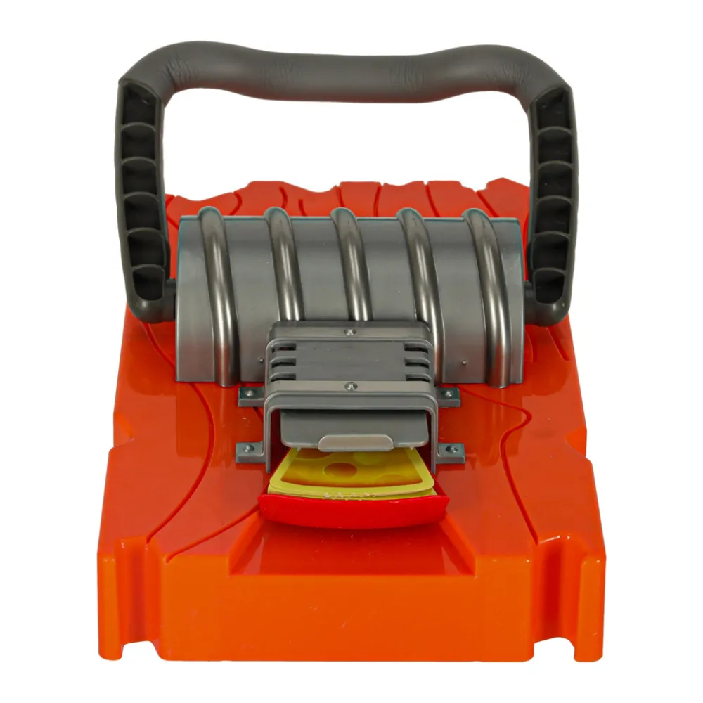 dzieci grające w złap ser przy stole