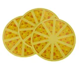 detal plastikowej pułapki na myszy i kawałków sera