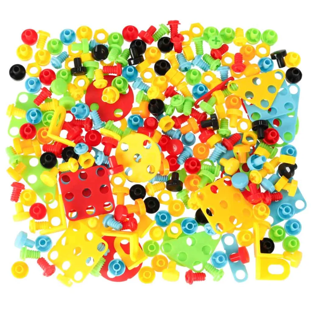 plastikowa walizka z uchwytem i zawartością