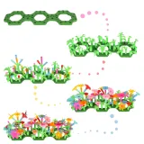 konstrukcja kwiatka z klocków na białym tle