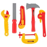 zbliżenie na wkrętarkę i śrubki z zestawu dla dzieci