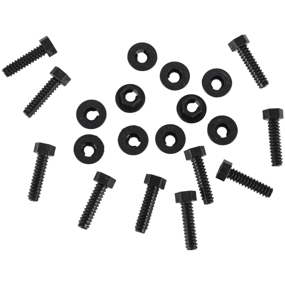 dziecko trzymające młotek z zestawu narzędzi do zabawy