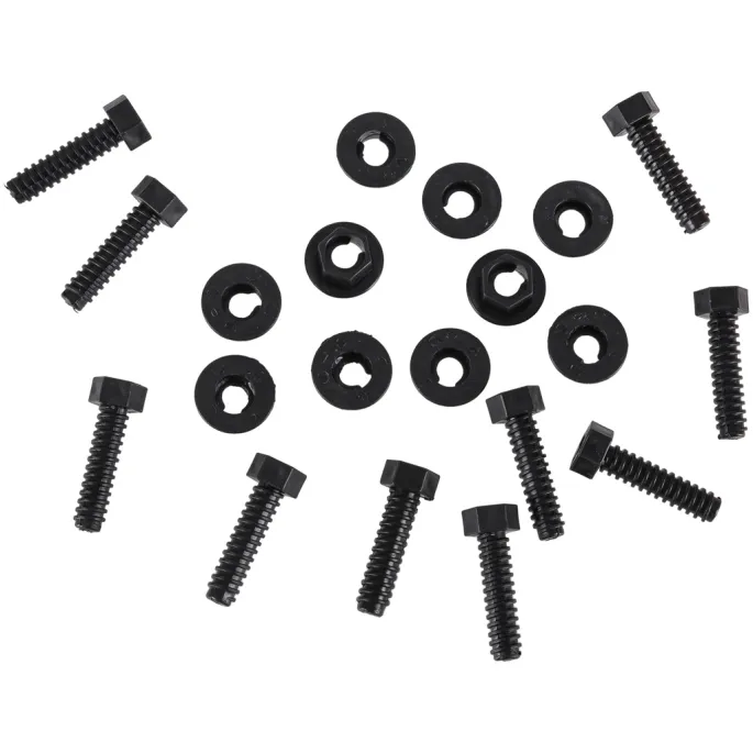 dziecko trzymające młotek z zestawu narzędzi do zabawy