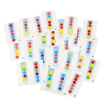 Pełny zestaw 66 elementów układanki edukacyjnej na stole