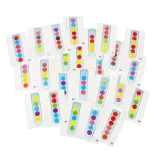 Pełny zestaw 66 elementów układanki edukacyjnej na stole