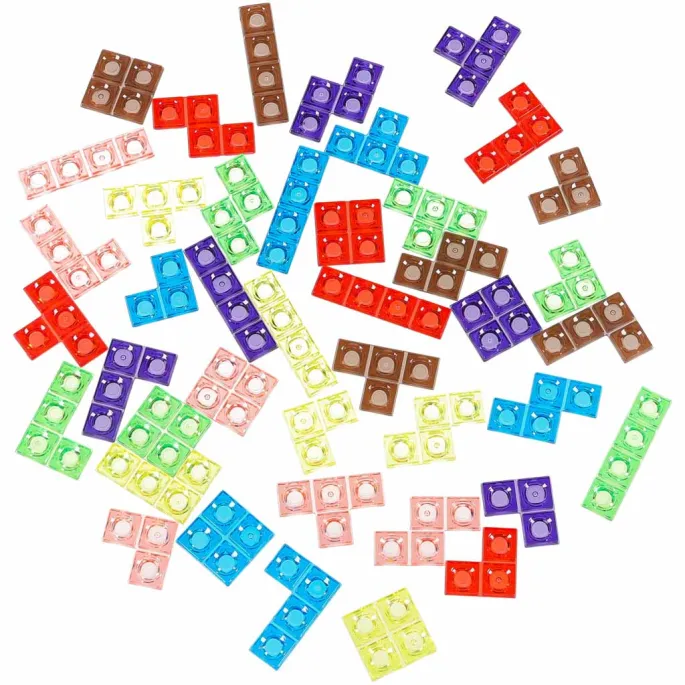 Zestaw 42 klocków rozłożony przed planszą gry logicznej