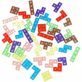 Zestaw 42 klocków rozłożony przed planszą gry logicznej