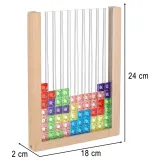 Stojąca układanka z klocków przygotowana do zabawy rodzinnej