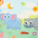 kolorowe akcesoria do scenek safari, takie jak jedzenie i gałęzie