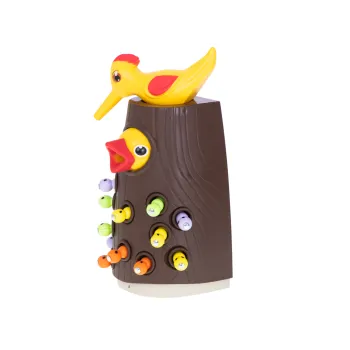 dzięcioł z magnetycznym dziobem przy drzewku w grze