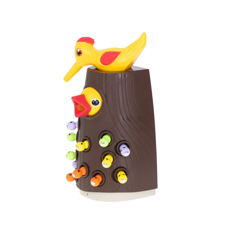 dzięcioł z magnetycznym dziobem przy drzewku w grze