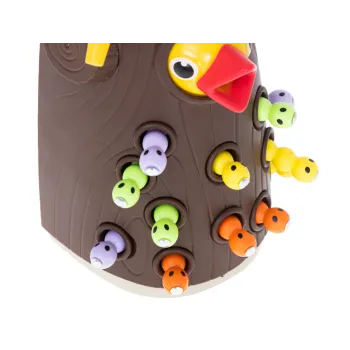 szczegółowy obrazek dzięcioła trzymającego magnetycznego robaczka