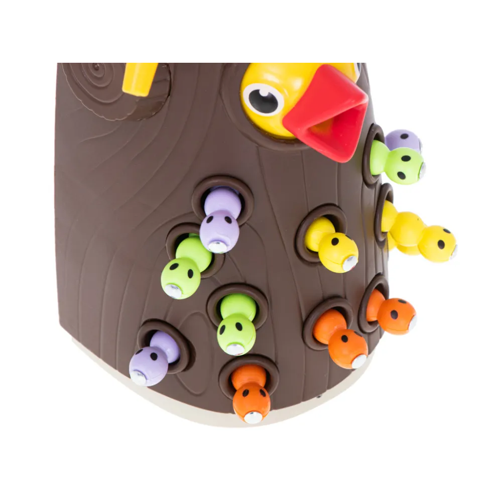 szczegółowy obrazek dzięcioła trzymającego magnetycznego robaczka