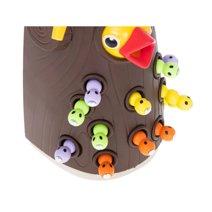 szczegółowy obrazek dzięcioła trzymającego magnetycznego robaczka