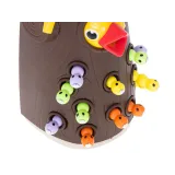 szczegółowy obrazek dzięcioła trzymającego magnetycznego robaczka