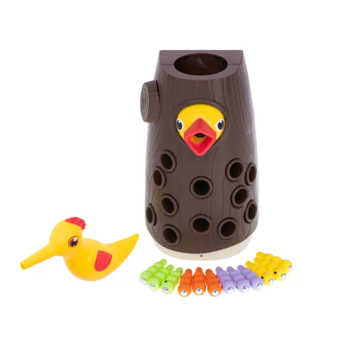 elementy gry: drzewko, dzięcioł i robaczki rozłożone na stole