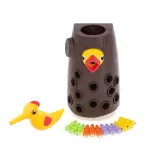 elementy gry: drzewko, dzięcioł i robaczki rozłożone na stole