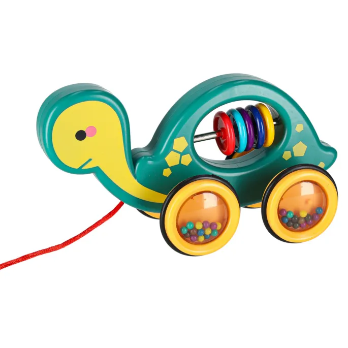 zbliżenie na kolorową grzechotkę na grzbiecie plastikowego żółwika