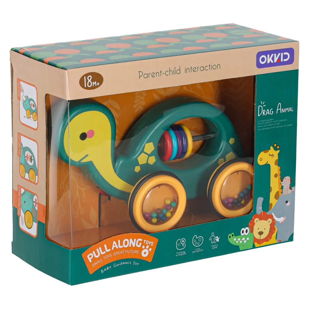 dziecko ciągnie żółwika sensorycznego na sznurku podczas zabawy