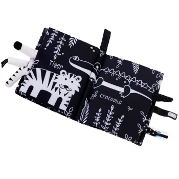 materiałowa książeczka safari leżąca na białym tle