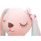 ręka dziecka trzymająca pluszowego królika w różowej sukience