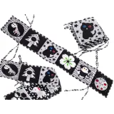 Sensoryczna książeczka kontrastowa przypięta do łóżeczka dziecięcego