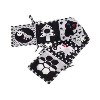 Książeczka sensoryczna w harmonijkowej formie rozłożona na macie