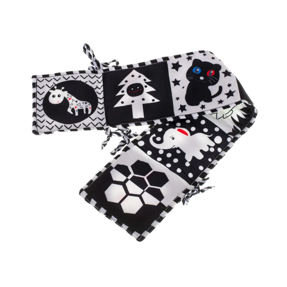 Książeczka sensoryczna w harmonijkowej formie rozłożona na macie