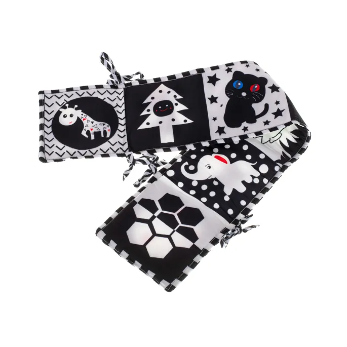 Książeczka sensoryczna w harmonijkowej formie rozłożona na macie