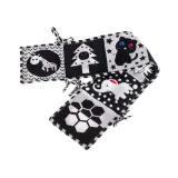 Książeczka sensoryczna w harmonijkowej formie rozłożona na macie