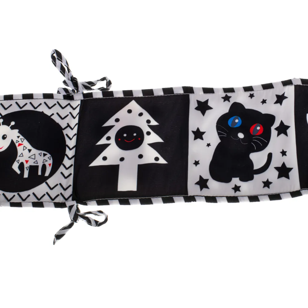 Zbliżenie na szeleszczące elementy i faktury książeczki dla niemowląt