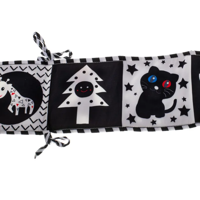 Zbliżenie na szeleszczące elementy i faktury książeczki dla niemowląt