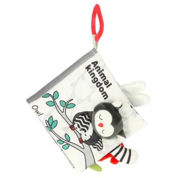 Przykład dziecka bawiącego się książeczką sensoryczną