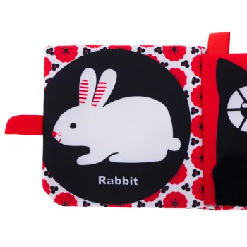 Zbliżenie na kolorowe metki i różnorodne faktury na stronie książeczki