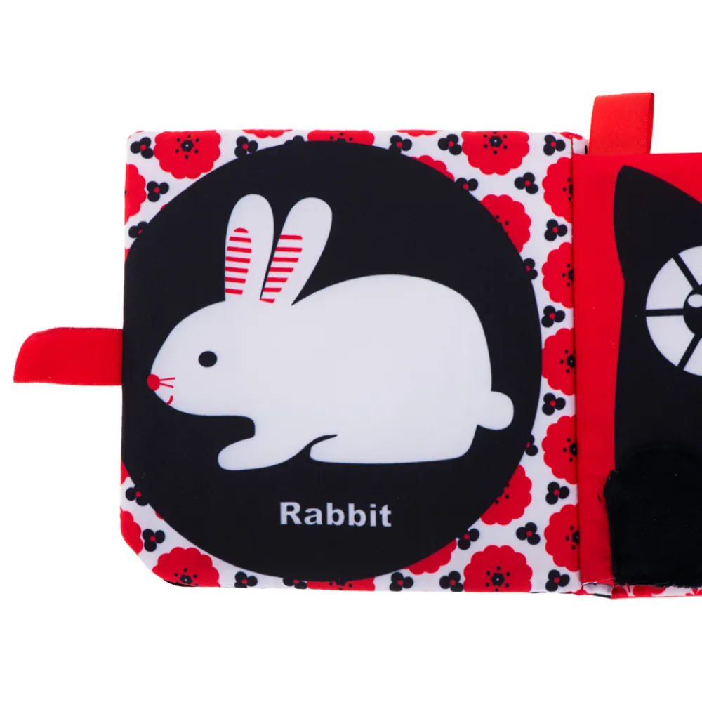 Zbliżenie na kolorowe metki i różnorodne faktury na stronie książeczki