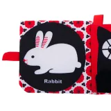 Zbliżenie na kolorowe metki i różnorodne faktury na stronie książeczki