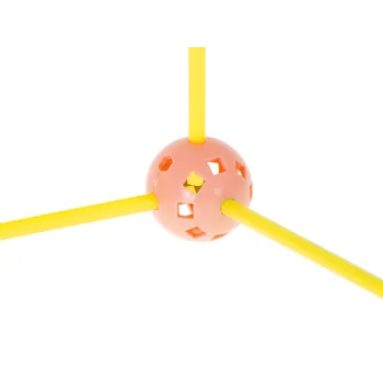 zestaw klocków ułożony w domek z matą jako dachem