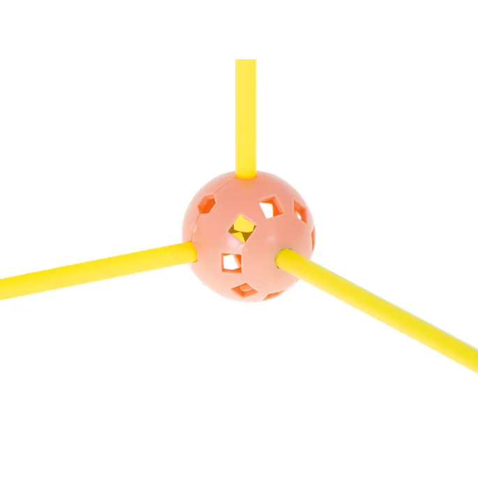 zestaw klocków ułożony w domek z matą jako dachem