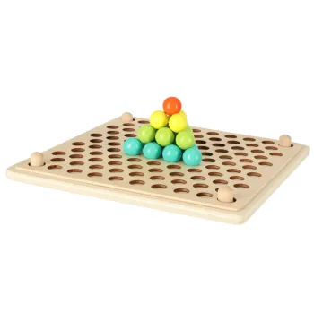 kolorowe kulki rozłożone w silikonowych miseczkach obok podkładki